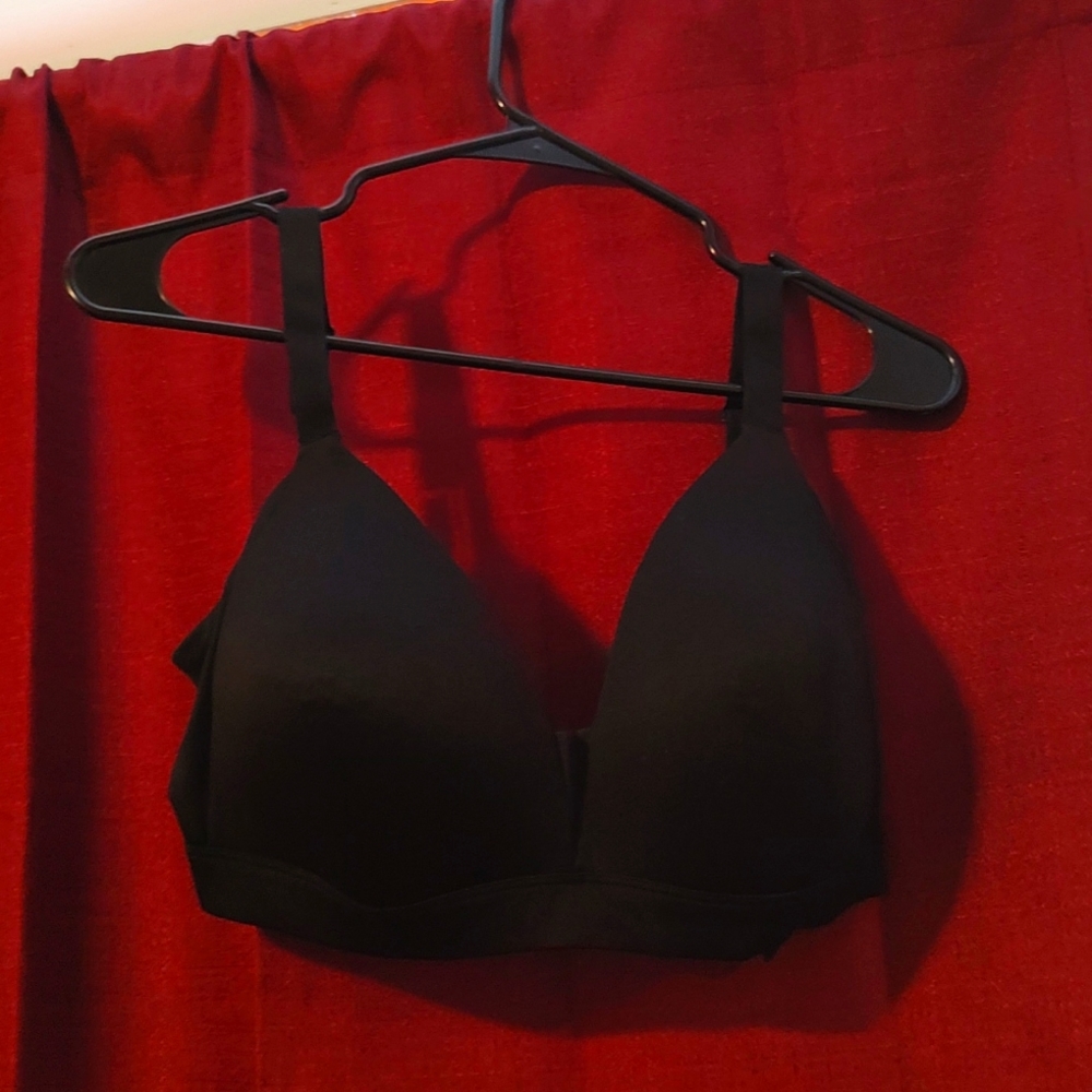 Comfy soft bra, no under wire or metal comfy for being on the go.